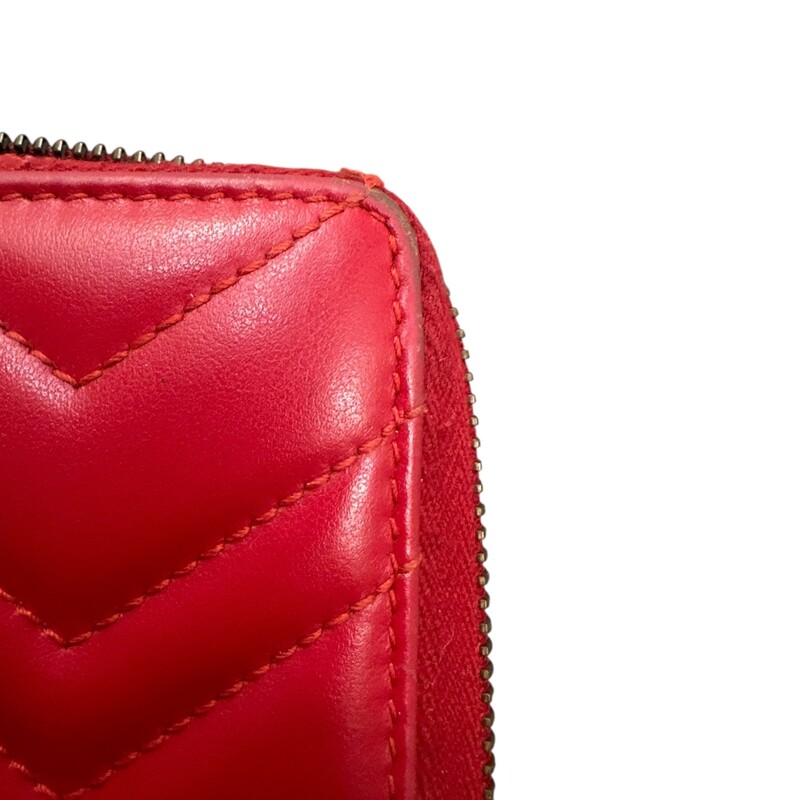 Gucci Red Marmont Chevron Leather Wallet

Style Code: 443123.525040

Dimensions:7.5  L x 4 H inches

In good condition. Light scratching and tarnishing  on the hardware. Corner wear.

Comes with tthe original dust bag and box.