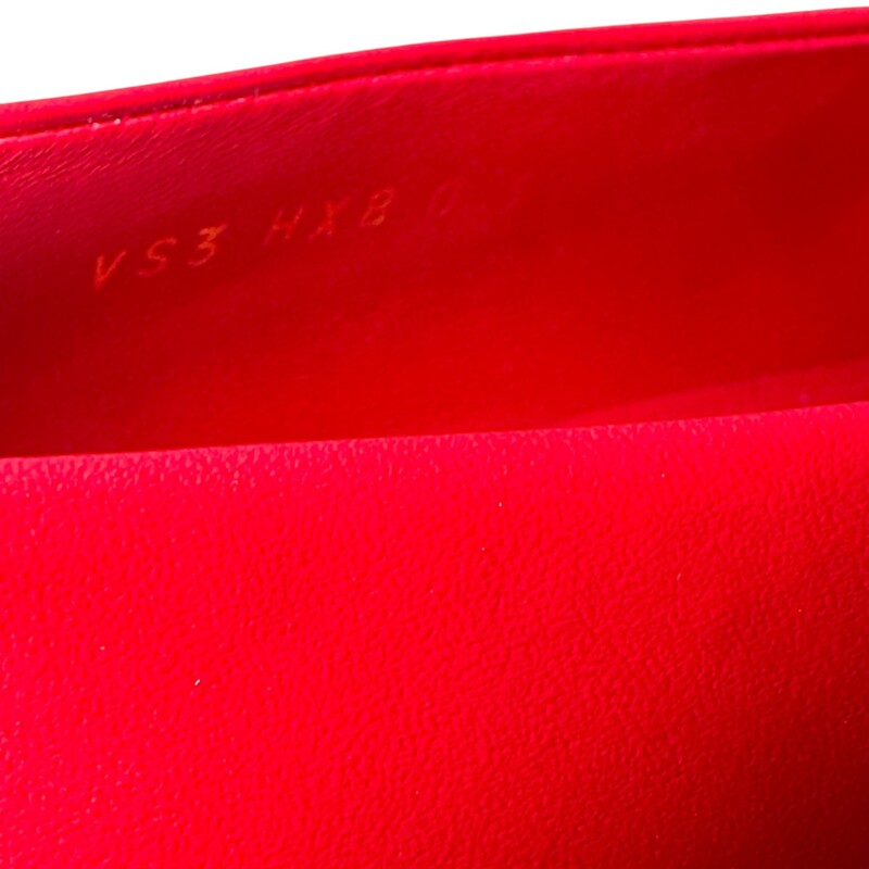 Valentino Rockstud Pumps Red Pointed Toe 100mm<br />
<br />
Size: 38<br />
<br />
Code: VSC HX80<br />
<br />
In very good condition. Light scuffs to the bottom sole and near the toes.<br />
<br />
Does not come with the original dust bag or box.