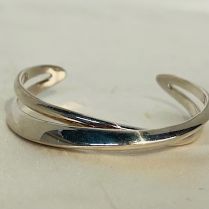 925 Thailand Crossed Cuff Bracelet
Silver Size: 2.5diameter