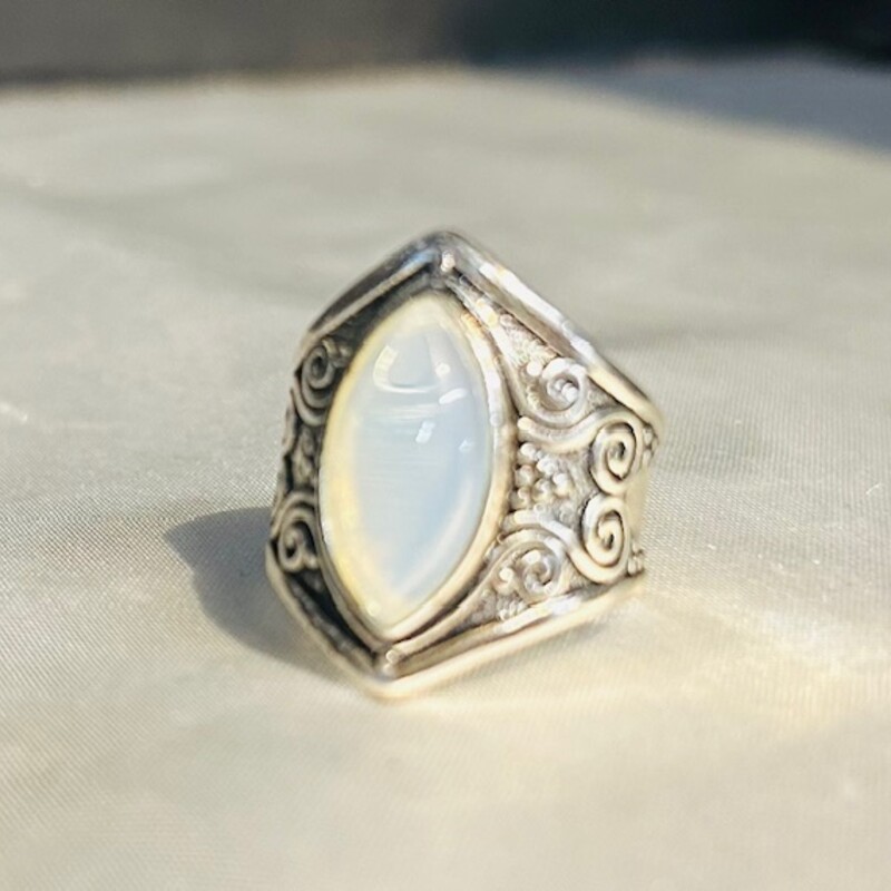 925 Moonstone Filigree Ring
Iridescent Silver Size: 7.5