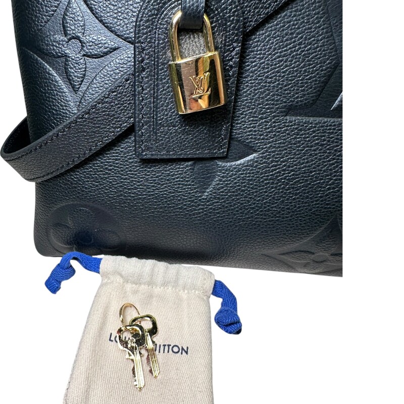 Louis Vuitton Grand Palais Emperiente Black<br />
<br />
Chipped<br />
<br />
Dimensions:<br />
13.4 x 9.4 x 5.9 inches<br />
(Length x Height x Width)<br />
<br />
In excellent condition. Light scuffs to the corners. Comes with the lock, keys and long strap.<br />
<br />
Comes with the original dust bag and box.