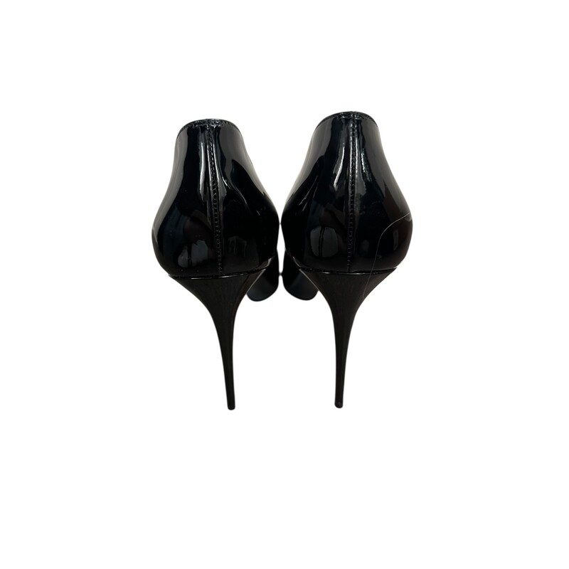 Louboutin Hot Chick 100 Black<br />
<br />
Size: 40<br />
<br />
In excellent condition. Light scuffsing to the bottom of the soles.<br />
<br />
Comes with the original dust bag and box.