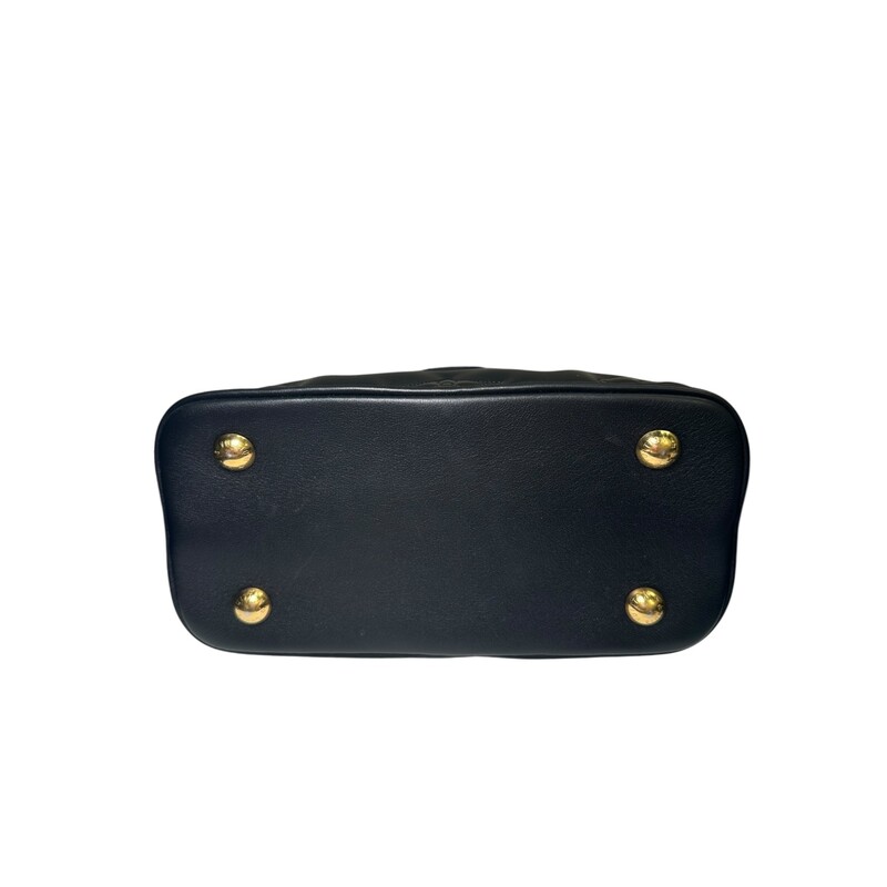 Louis Vuitton Bubblegram Calfskin Alma BB with Strap<br />
<br />
Date Code:Microchip<br />
<br />
Dimensions: 9L x 6.75 H inches<br />
<br />
In excellent condition. Minor scratching on hardware.<br />
<br />
Does not come with the original dust bag and and box.