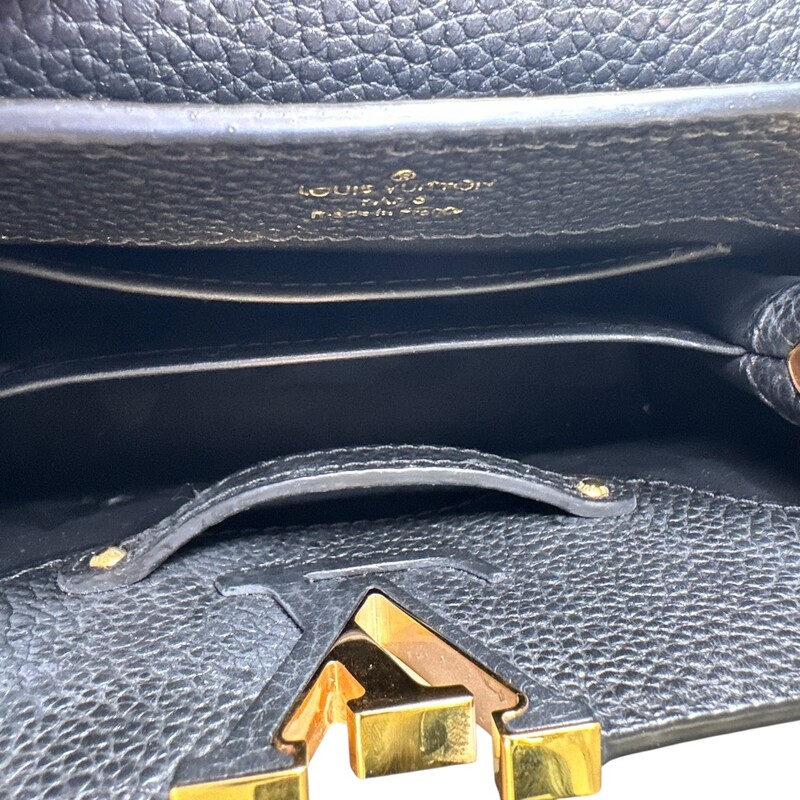 Louis Vuitton Capucines BB Black Python

Chipped

Dimensions:
27 x 17.3 x 9 cm
(Length x Height x Width)

In very good condition. Light wear to the interior.

Does not come with the original dust bag or box.