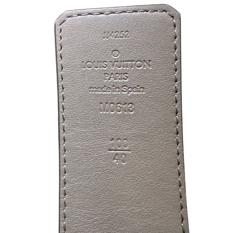 Louis Vuitton Initials 40 Monogram Reversible Grey<br />
<br />
Size 100<br />
<br />
Code: JJ4252 M0613<br />
<br />
In very good condition. Scratching to the hardware.<br />
<br />
Does not come with the original dust bag or box.