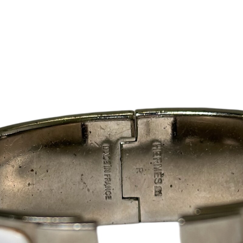 Hermes Wide Clic Clac White Silver Bracelet<br />
<br />
Code: P<br />
<br />
In good condition. Light scratching and tarnishing<br />
<br />
Does not come with the original dust bag or box.