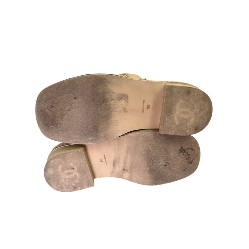Chanel Interlocking CC Slingback Beige Sandals<br />
<br />
Size: 35<br />
<br />
Code: G38489<br />
<br />
In very good condition. Light scuffs on the cork and throughout the shoes.<br />
<br />
Does not come with the original dust bag or box.