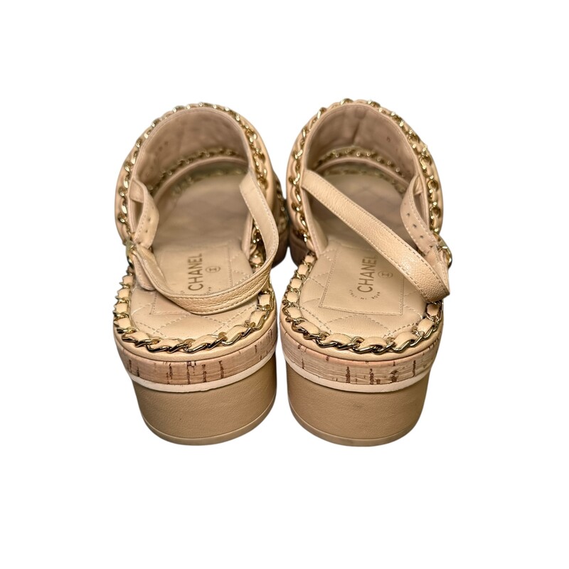 Chanel Interlocking CC Slingback Beige Sandals

Size: 35

Code: G38489

In very good condition. Light scuffs on the cork and throughout the shoes.

Does not come with the original dust bag or box.