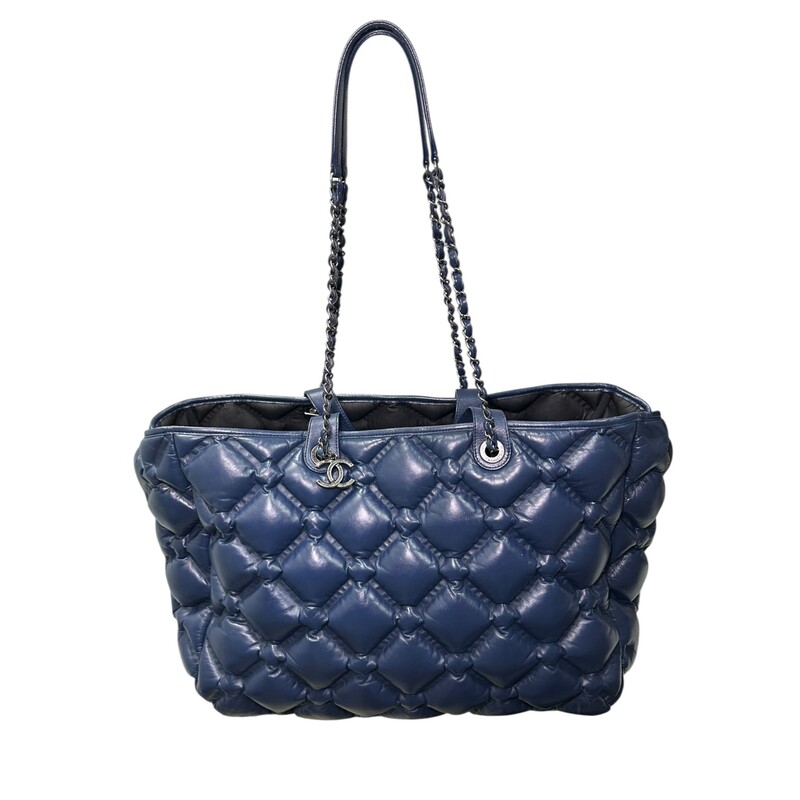 Chanel Chesterfield Quilted Leather GST XL Tote

Serial Code:234****

Dimensions:18 L X 13 H inches

In good condition. Some marks on the bottom of the bag and corner wear.

Does not come with the original dust bag and and box.