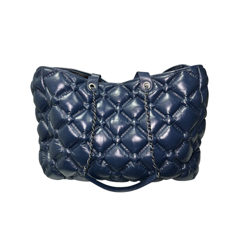 Chanel Chesterfield Quilted Leather GST XL Tote

Serial Code:234****

Dimensions:18 L X 13 H inches

In good condition. Some marks on the bottom of the bag and corner wear.

Does not come with the original dust bag and and box.