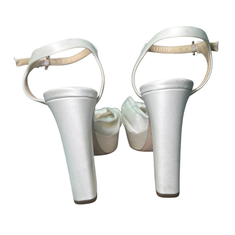 Jimmy Choo Heloise 120 White

Size: 37

In good condition. Light wear throughout the satin.

Does not come with the original dust bag or box.