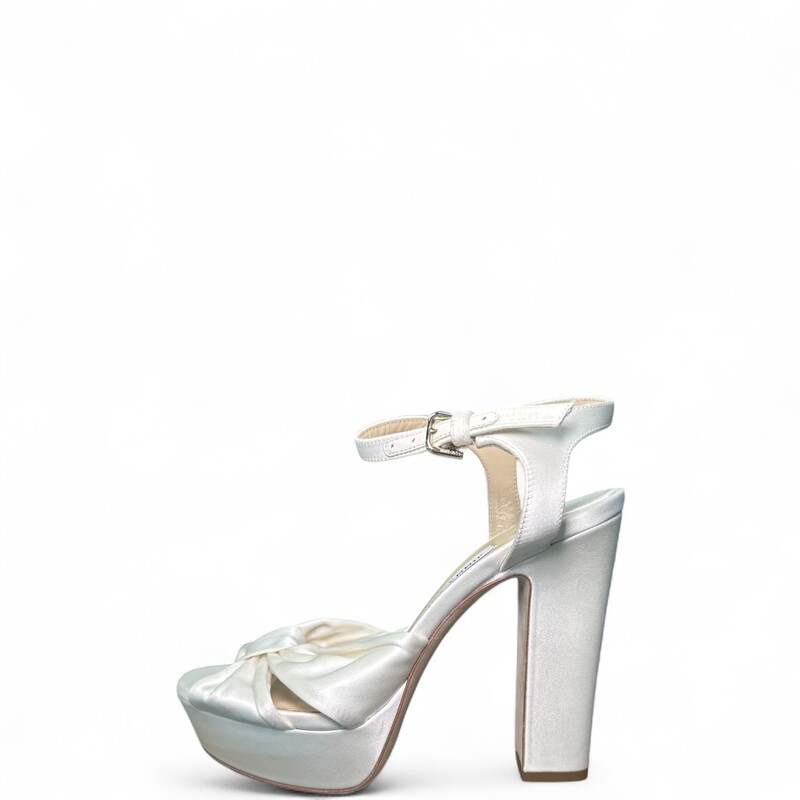 Jimmy Choo Heloise 120 White

Size: 37

In good condition. Light wear throughout the satin.

Does not come with the original dust bag or box.