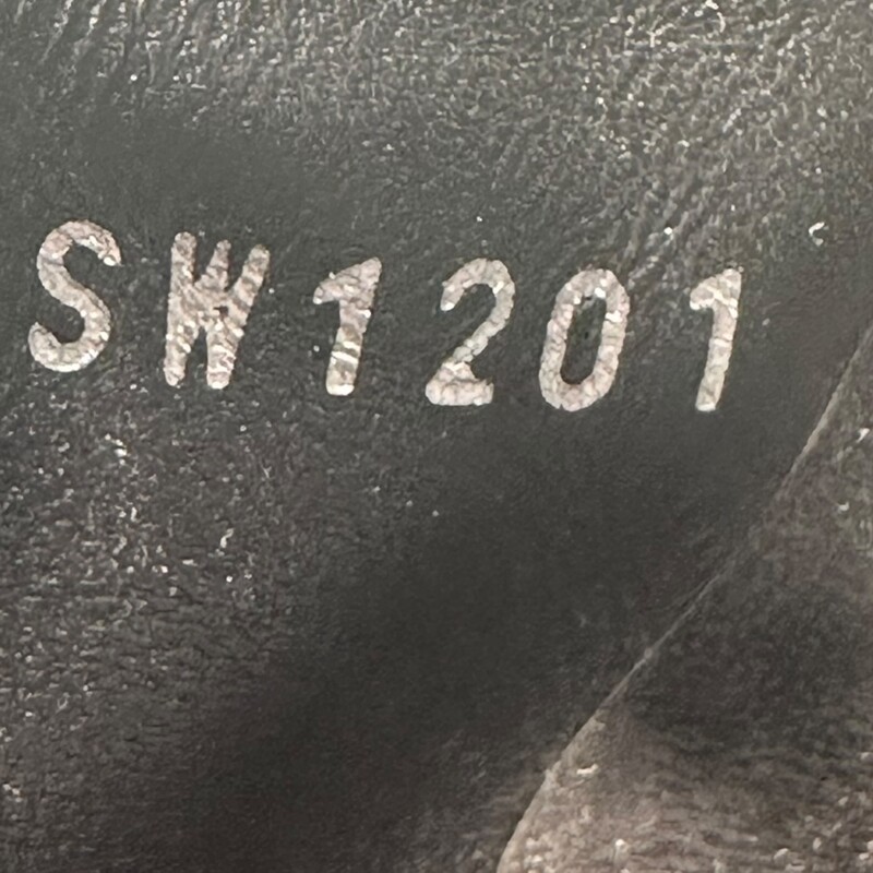 Louis Vuitton Revival Mules Black<br />
<br />
Size: 41<br />
<br />
Code: SW1201<br />
<br />
In good condition. Wear to the back of the heels leather. And wear to the front of the heels.<br />
<br />
Does not come with the original dust bag or box.