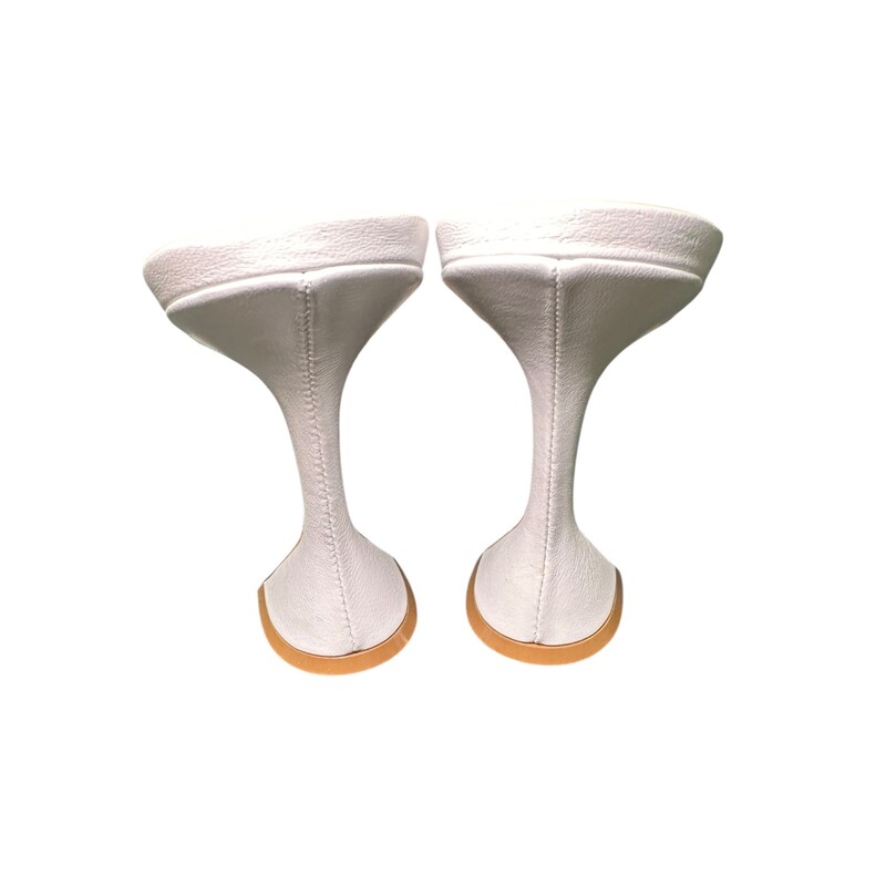 Amina Muaddi Lily Crystal White Heels

Size: 40

In very good condition. Light scuffs to the leather.

Does not come with the original dust bag or box.