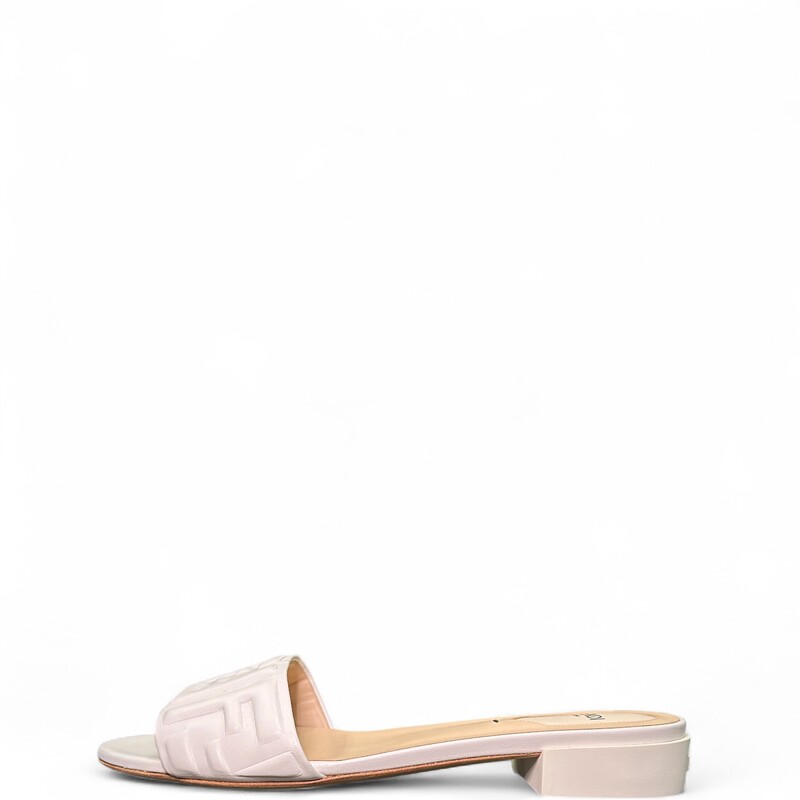 Fendi FF Embossed Mules White Leather

Size: 39

In excellent condition.

Comes with the original dust bag and box.