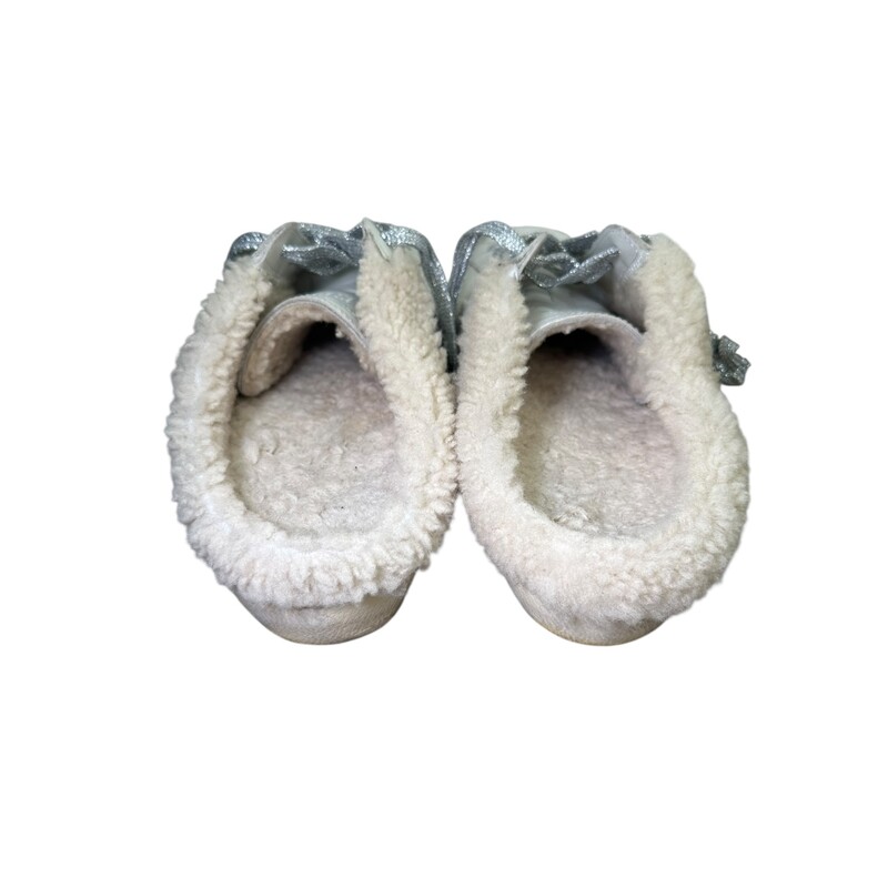 Golden Goose Sabot Superstar<br />
<br />
Size: 40<br />
<br />
In very good condition. Light wear to the shoes.<br />
<br />
Does not come with the original dust bag or box.