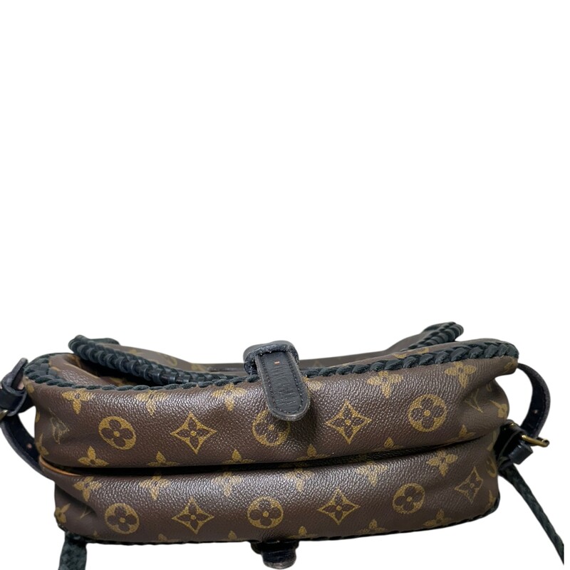 Louis Vuitton Vintage Boho  Handbag<br />
<br />
Code: AR8911<br />
<br />
Dimenisons:<br />
Saumur W 11 x H 9.5 x D 4<br />
<br />
In very good condition. Light wear to the interior soles.<br />
<br />
Does not come with the original dust bag or box.
