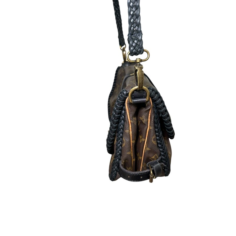 Louis Vuitton Vintage Boho  Handbag

Code: AR8911

Dimenisons:
Saumur W 11 x H 9.5 x D 4

In very good condition. Light wear to the interior soles.

Does not come with the original dust bag or box.