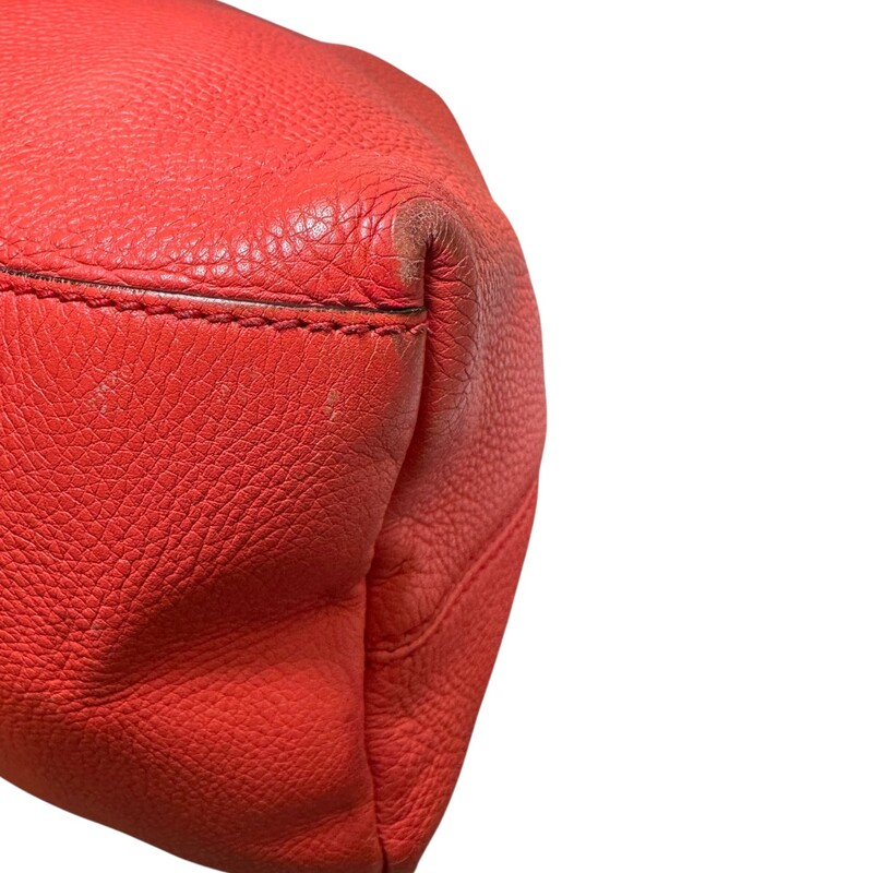Gucci Soho Coral Tote Medium

Code:

Dimensions:
14.5W x 10.5H x 5D
10 handle drop
18.5 strap drop

In good condition. Significant corner wear. Some interior wear.

Does not come with the original dust bag or box.