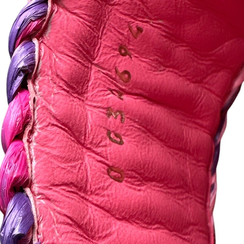 Chanel Raffia Toe Sandals Coral<br />
<br />
Size 39<br />
<br />
0 03A694<br />
<br />
In very good conidition.<br />
<br />
Does not come with the original dust bags or box.