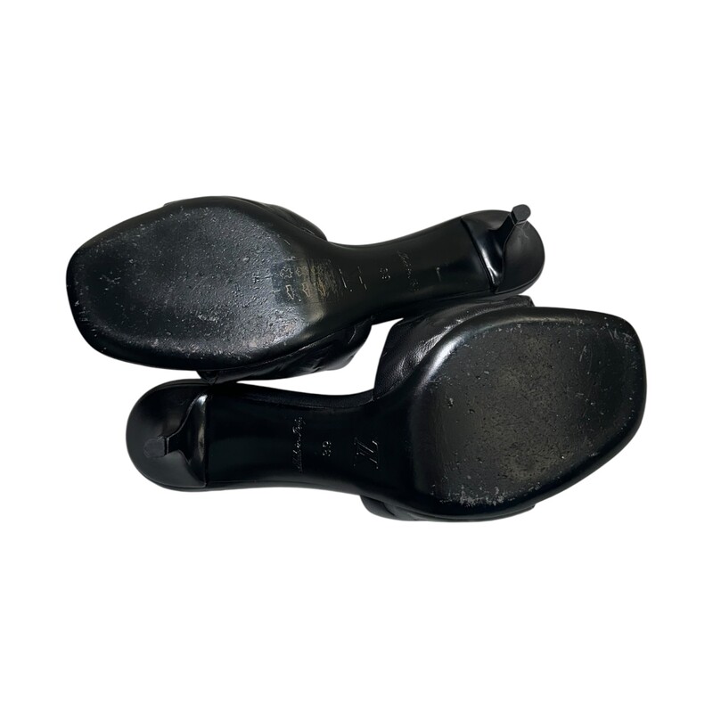 Louis Vuitton Revival Black Leather Heels<br />
<br />
Size:39<br />
<br />
Code: MA1220<br />
<br />
In very good condition. Light scuffs throguhout the shoes.<br />
<br />
Comes with the original dust bag and box.