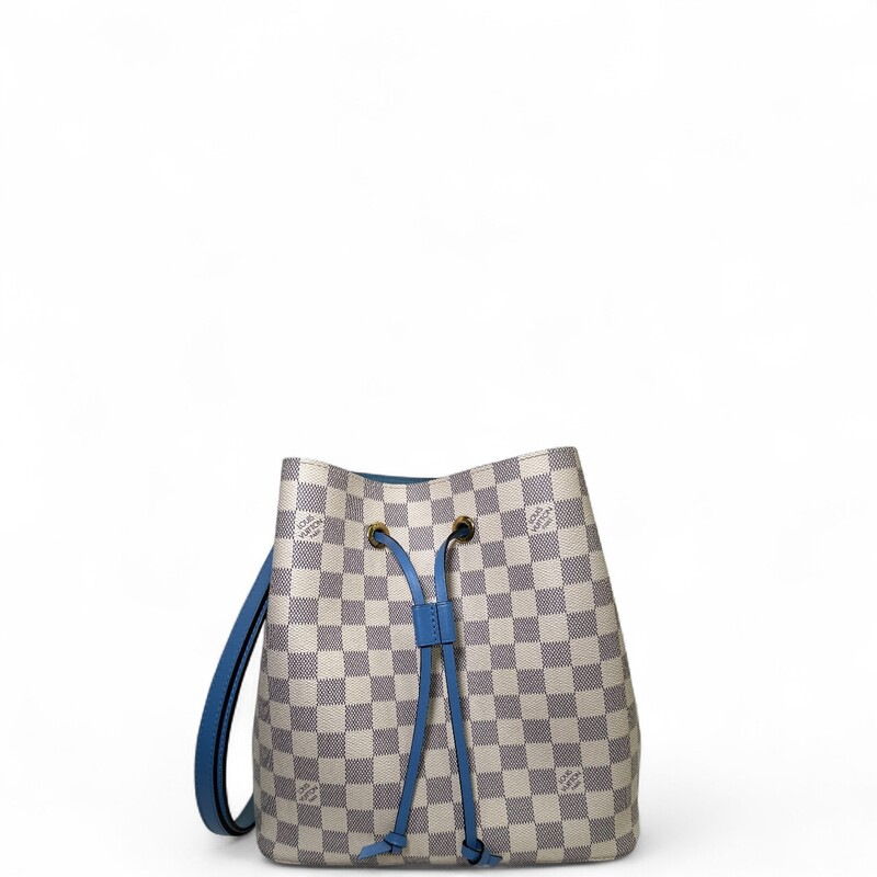 Louis Vuitton NeoNoe MM Damier Azur

Code: SD1169

Dimensions:
10inW x10inHx7inD
12.5in handle drop
23in strap drop

In very good condition. Light wear to the interior.

Comes with the original dust bag. No box.