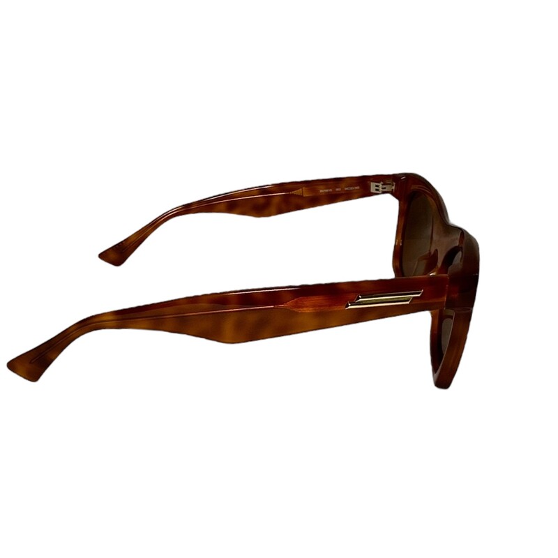 Bottega Veneta BV1061s Tortise<br />
<br />
In very good condition. Light scuffing to the lens.<br />
<br />
Comes with the original case.