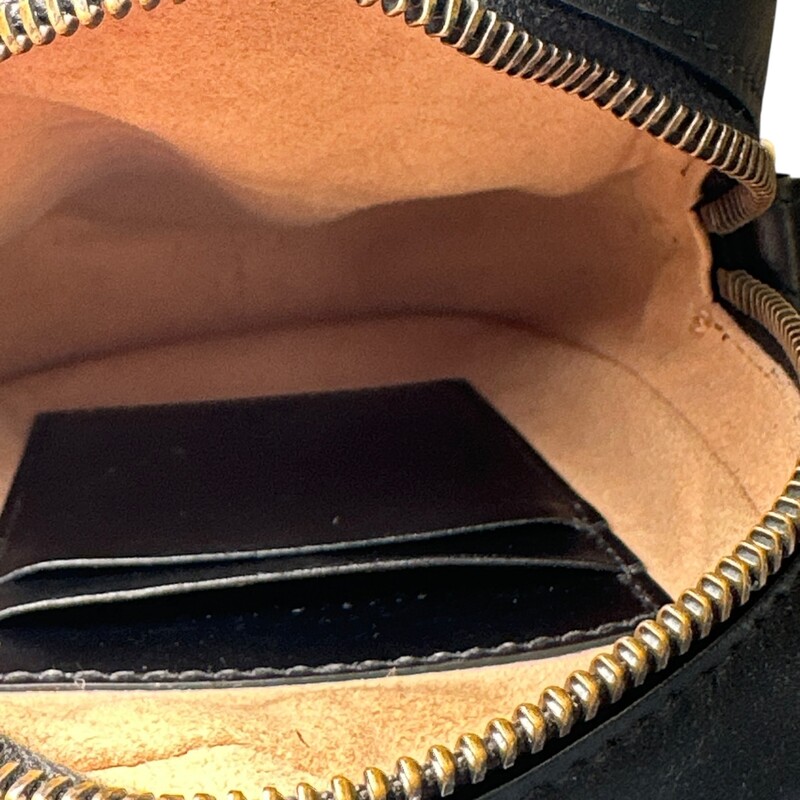 Gucci Marmont Phone Vertical Phone Crossbody Bag<br />
<br />
Date Code: 598597 04116<br />
<br />
Dimensions:<br />
4W x 6.5H x 2D<br />
None handle drop<br />
22 strap drop<br />
<br />
In very good condtion. Light scuffs to the back corners.<br />
<br />
Does not come with the original dust bag or box.