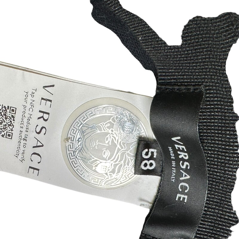 Versace Medusa Cotton Black Hat

Size 58

In very good condiiton. Some marks on the canvas

Does not come with the orignal dust bag and box.