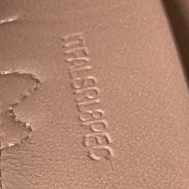 Burberry TB Leather Logo Slides<br />
<br />
Size 36.5<br />
<br />
Serial Code:ITFALSRL8PEO<br />
<br />
In very good condition. Some wear on the bottoms of the shoes and very faint scratching of the leather on the front part of the shoes.<br />
<br />
Comes with the original dust bag. No box.