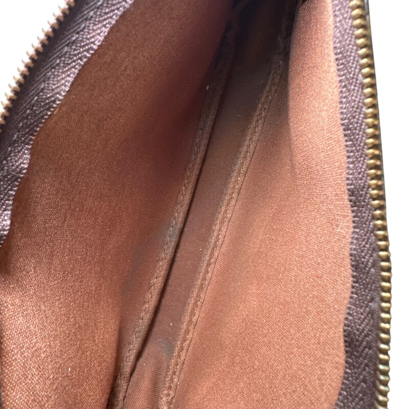 Louis Vuitton Pochette Monogram

Code: SD1002

Dimensions:
8.5W x 5H x 1.5D
6 handle drop
5.5 strap drop

In very good condition. Light wear to the leather strap.

Does not come with the original dus tbag or box.