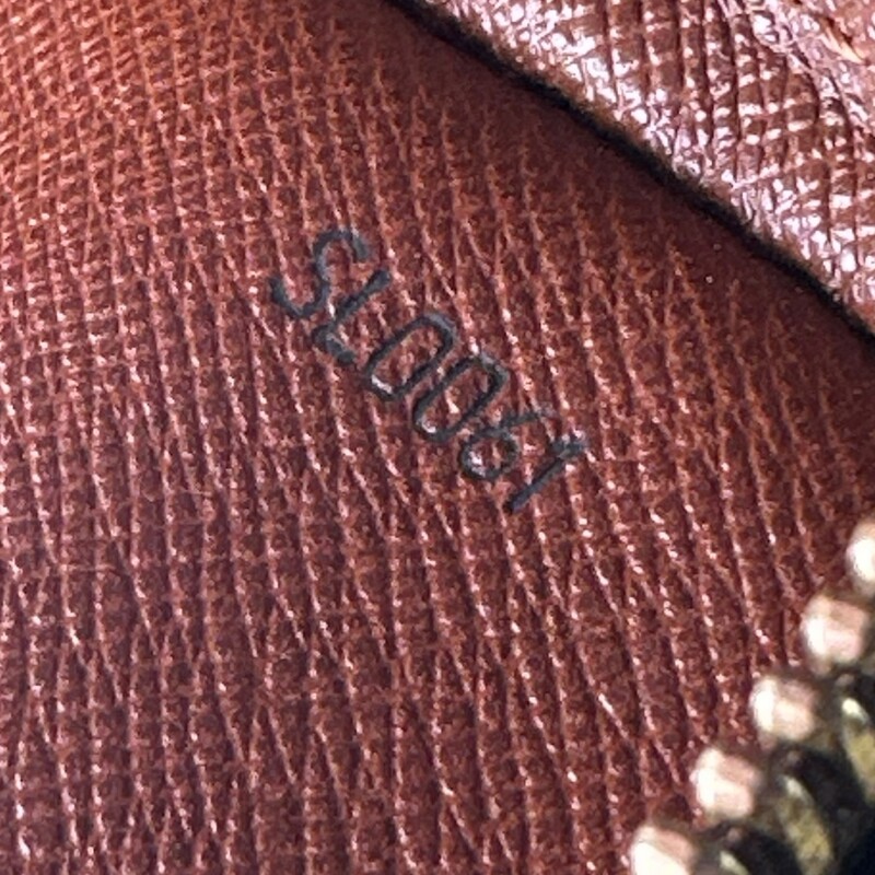 Louis Vuitton Danube Crossbody Monogram<br />
<br />
Date Code:SL0061<br />
<br />
Dimensions:<br />
5.5W x 9H x 3D<br />
None handle drop<br />
14-19 strap drop<br />
<br />
In very good condition. Light marks hroughout the bag.<br />
<br />
Comes with the original dust bag. No box.