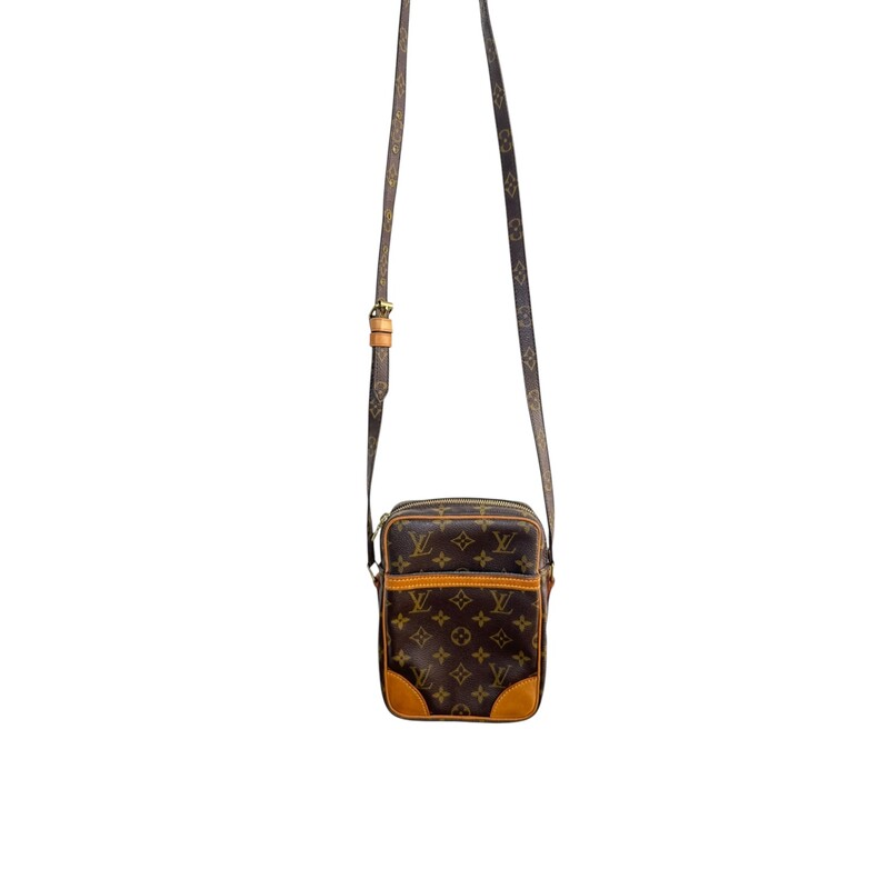 Louis Vuitton Danube Crossbody Monogram

Date Code:SL0061

Dimensions:
5.5W x 9H x 3D
None handle drop
14-19 strap drop

In very good condition. Light marks hroughout the bag.

Comes with the original dust bag. No box.