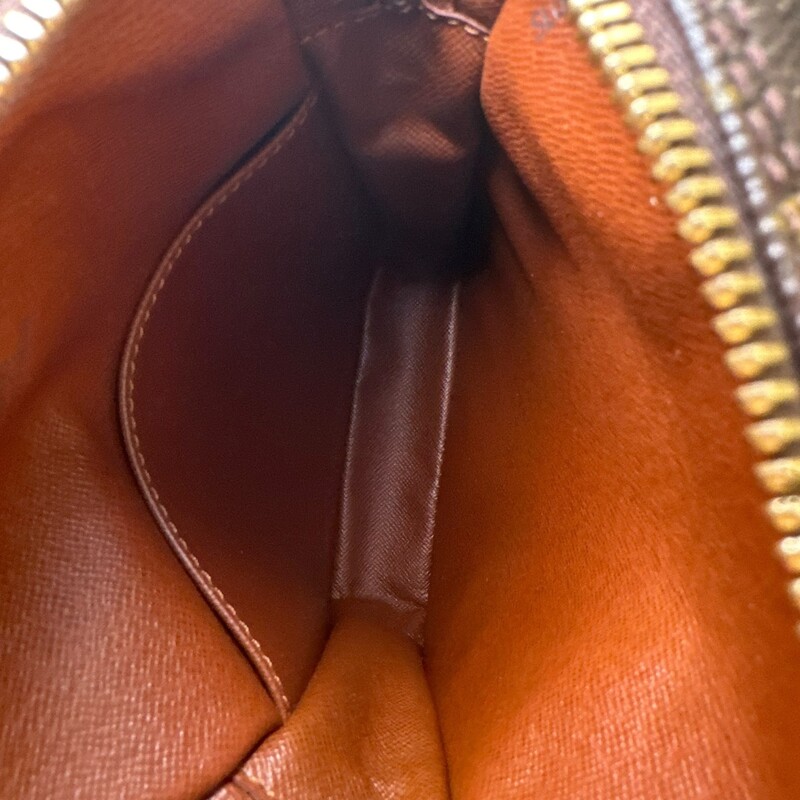 Louis Vuitton Danube Crossbody Monogram<br />
<br />
Date Code:SL0061<br />
<br />
Dimensions:<br />
5.5W x 9H x 3D<br />
None handle drop<br />
14-19 strap drop<br />
<br />
In very good condition. Light marks hroughout the bag.<br />
<br />
Comes with the original dust bag. No box.