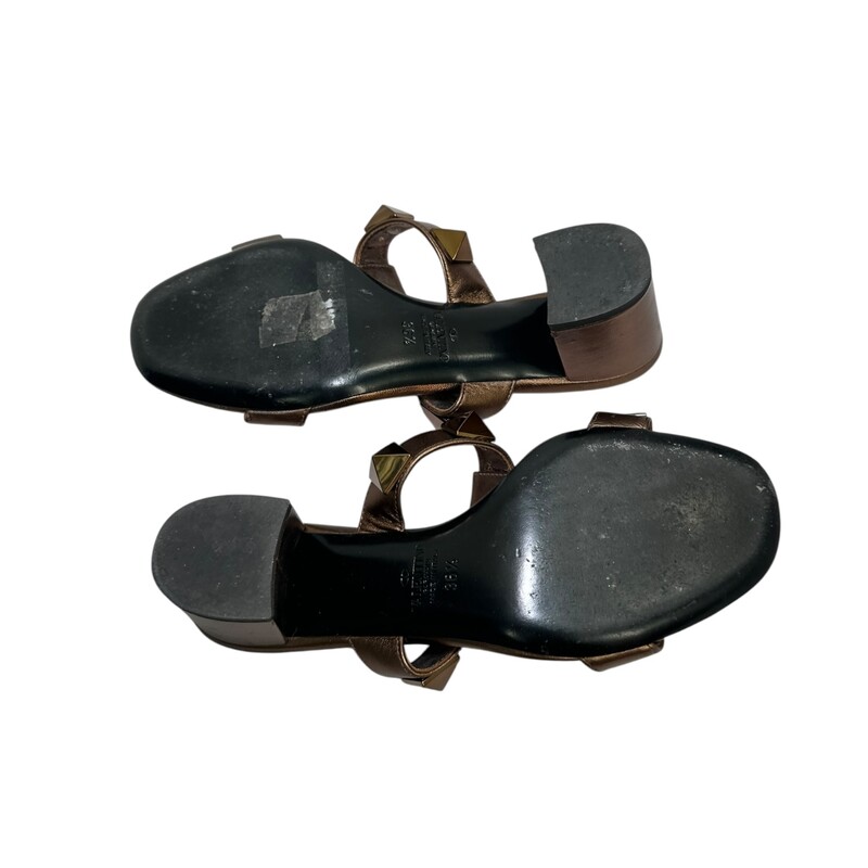 Valentino Roman Slide Bronze Heels

Size: 36.5

2 EP 5 2

In very good condition. Light scuffing to the leather.

Does not come with the original dust bag or box.