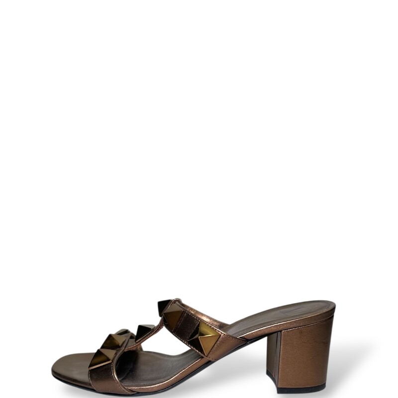 Valentino Roman Slide Bronze Heels

Size: 36.5

2 EP 5 2

In very good condition. Light scuffing to the leather.

Does not come with the original dust bag or box.