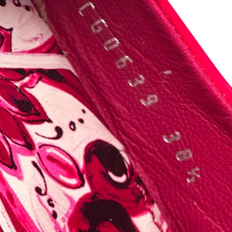Dolce & Gabbanab Majolic Pink Slingbacks<br />
<br />
Size 38.5<br />
<br />
Serial Code: CG0639<br />
<br />
In very good condition. Pen marks on the bottom of the right shoe.<br />
<br />
Does not come with the oriignal dust bag or box.