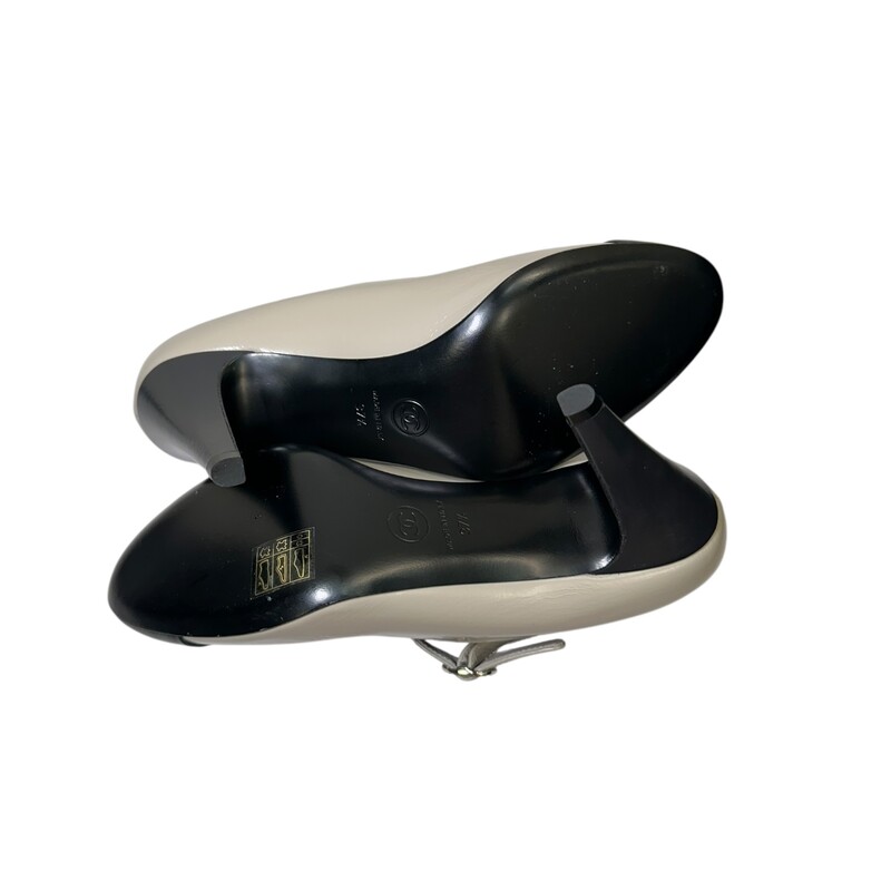 Chanel Maryjane  Captoe Leather Two Tone<br />
<br />
Gray & Black Leather Heels<br />
<br />
37.5<br />
<br />
Style Code:  G39111<br />
<br />
In excellent condition. Like new .<br />
<br />
Comes with the orginal dust bag and box.
