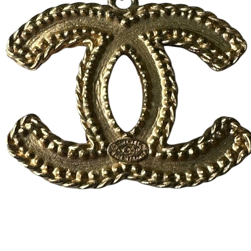 Chanel CC Drop Earrings Gold<br />
<br />
In very good condition. Backs of earrings are not original.<br />
<br />
Does not come with the original dust bag or box.