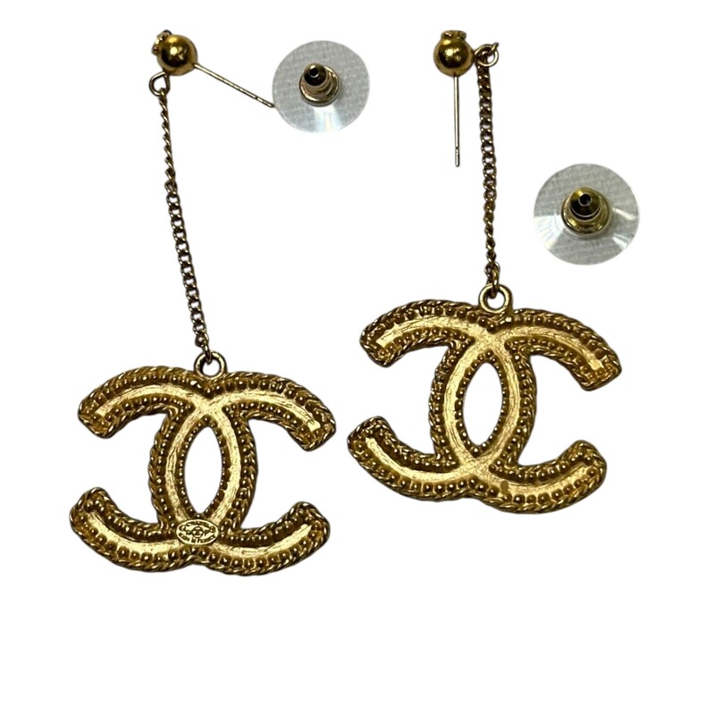 Chanel CC Drop Earrings Gold<br />
<br />
In very good condition. Backs of earrings are not original.<br />
<br />
Does not come with the original dust bag or box.