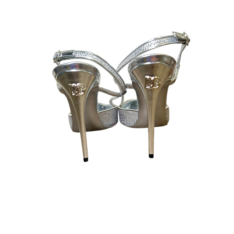 Dolce & Gabbana Silver Rhinestone Slingback Heels

Size: 37

Good Condition

Light wear to the bottom of the shoes and light discoloration to the right shoe

Does not come with dust bag or box.