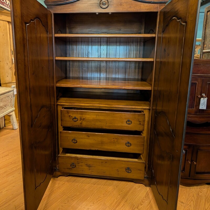 Clothing Shelves Carved, Woodland, Shelves<br />
50 x 26 x 90h