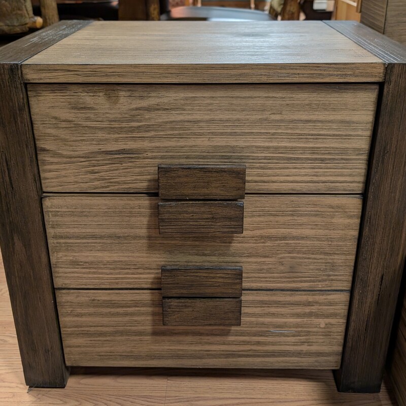 FoA Platform Bed with 2 Drawers & 2 Nightstands Modern KING<br />
91W x 101L<br />
HB 30h<br />
Nightstands 24w x 118d x 22h