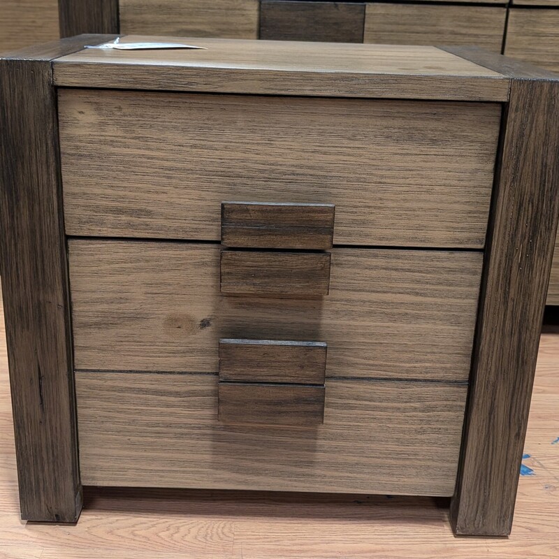 FoA Platform Bed with 2 Drawers & 2 Nightstands Modern KING<br />
91W x 101L<br />
HB 30h<br />
Nightstands 24w x 118d x 22h