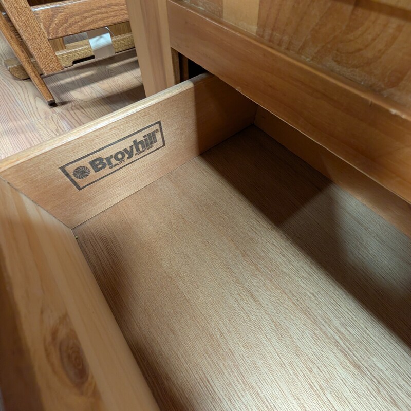 Broyhill Fontana Cedar, LiftTop, 2 Drawer<br />
48 x 17 x 24h