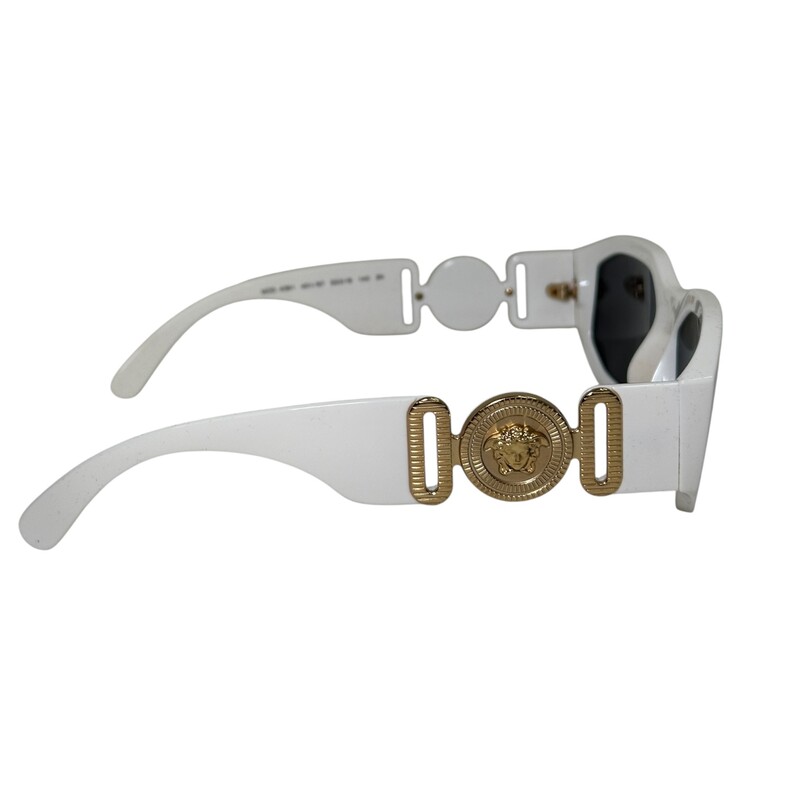 Versace Mod 4361 White Sunglasses

In very good condition. Light wear to the lens.

Comes with the case and box.