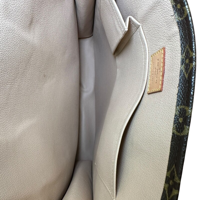Louis Vuitton Sac Plat Monogram Tote<br />
<br />
Date  Code:MI0095<br />
<br />
Dimensions:14 W x 14.5 H x 3.5 D inches<br />
<br />
In excellent condition. Like new.<br />
<br />
Does not come with the original dust abg or obox.