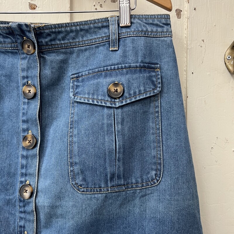 NEW Den Bttn Skirt<br />
Blue<br />
Size: L R $130