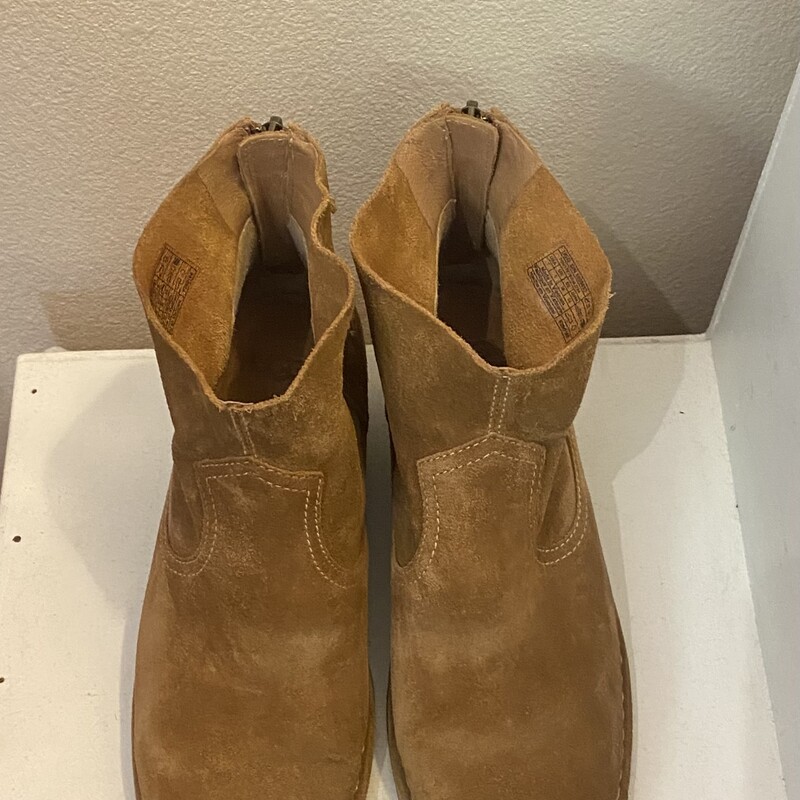 Camel Suede Ankle Boot
Camel
Size: 7 R $150