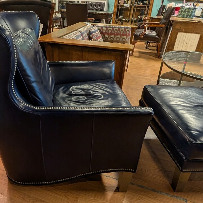 Norwalk Studded Leather, Blue, W/Ottoman<br />
36 x 36 x 39<br />
Otto 30 x 21